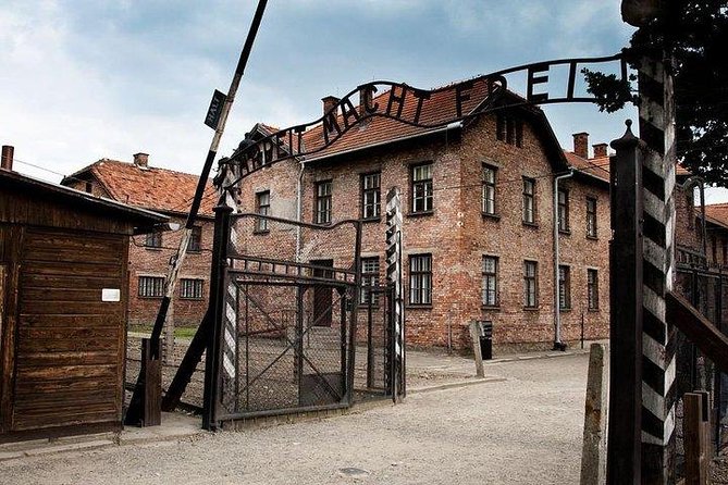 Auschwitz Birkenau Guided Tour - Panstwowe Muzeum Auschwitz-Birkenau: the entry process and why the group size matters