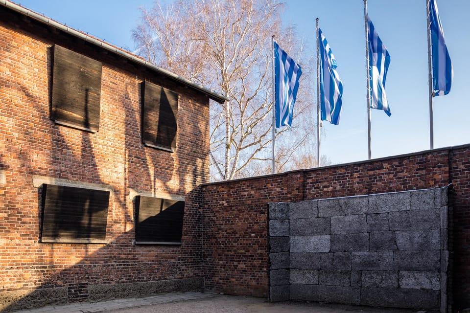Auschwitz-Birkenau: Guided Tour and Skip-The-Line Ticket - Auschwitz I museum: what a licensed guide helps you see