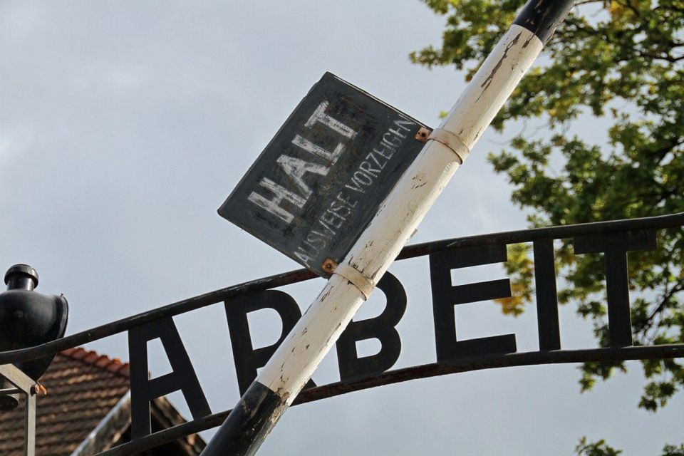 Auschwitz-Birkenau Guided Tour & Transfer from Krakow - Auschwitz I: walking the original camp and reading what you see