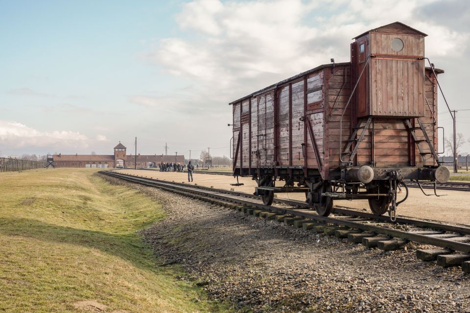 Auschwitz-Birkenau Guided Tour & Transfer from Krakow - A short break + transfer to Birkenau: using the time without rushing