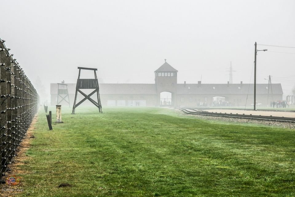 Auschwitz-Birkenau: Skip-the-Line Entry Ticket & Guided Tour - The short break and the Brzezinka handoff: plan for the 2 km move