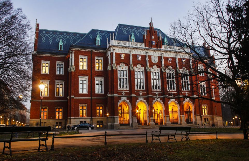 Creepy Krakow: 2-Hour City Walking Tour - Where You Start and How the Route Feels in the Dark