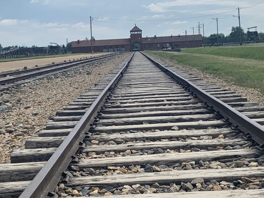 From Krakow: Guided Auschwitz-Birkenau Group Tour by Minivan - Tour guide quality and group size: why 30 people is a sweet spot