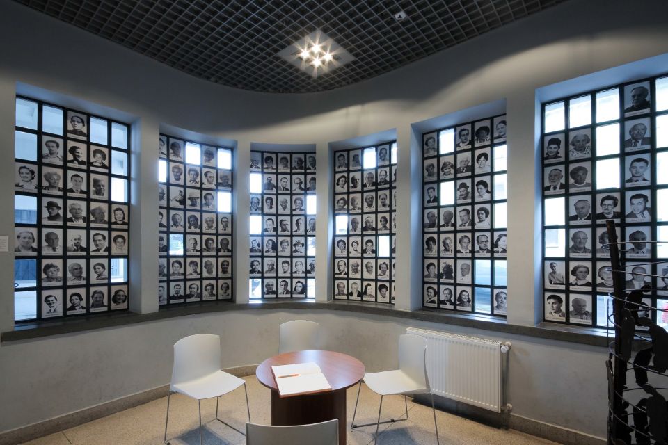 From Krakow: Half-Day Salt Mine and Schindler's Factory Tour - Transfer to Podgórze: using the break for food and reset