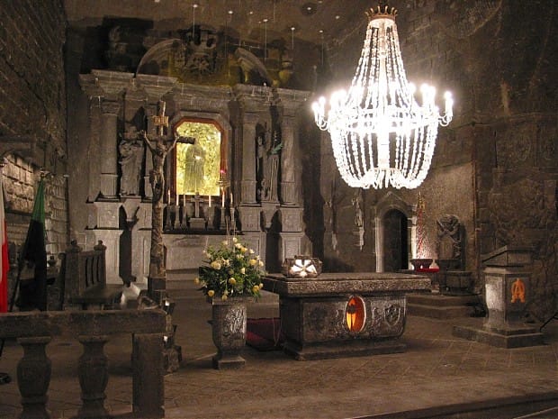 From Kraków: Wieliczka Salt Mine Guided Tour with Transport - From mining machines to salt lakes: how the guide makes it click