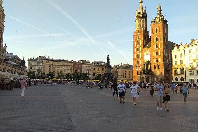 Historic Krakow : Old Town & Wawel Castle Walking tour - Group size, walking pace, and what to wear