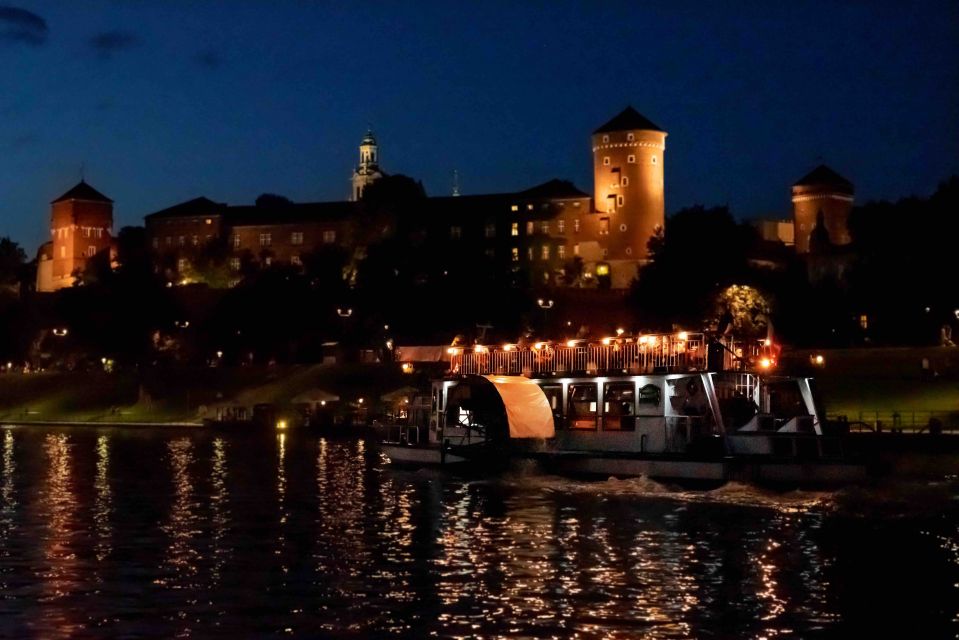 Krakow: 1-Hour Evening Vistula River Cruise - From Wawel Royal Castle out to Most Dębnicki: the first big wow