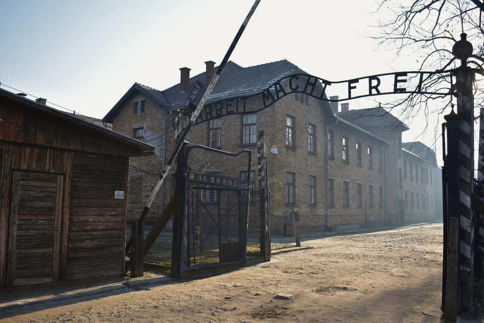 Krakow: Auschwitz-Birkenau Day Trip with Tour Leader - Krakow to Oświęcim: start where the day actually begins