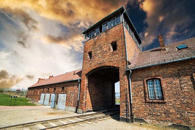 Krakow: Auschwitz-Birkenau Guided Tour with Ticket and Transfer - Walking Reality: Footwear, Weather, and the Outdoor Time Factor