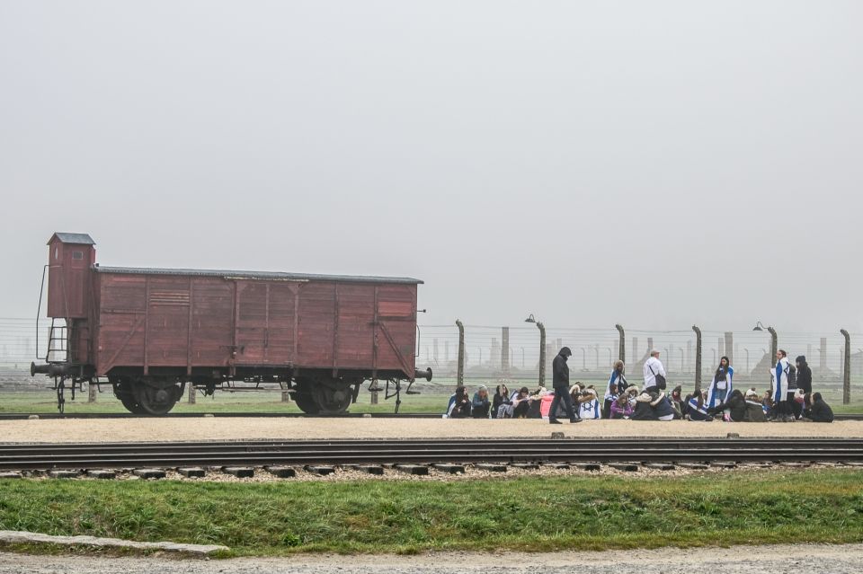 Kraków: Auschwitz-Birkenau & Salt Mine Full-Day Guided Tour - The Day’s Rhythm: Buses, Timing, and When Things Feel Tight