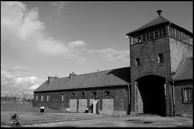 Krakow: Auschwitz-Birkenau Tour & Museum Expert Guide - Krakow to Auschwitz I: the part where logistics matter most