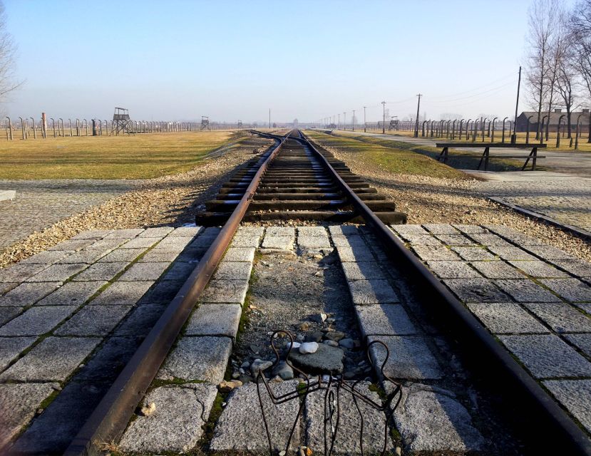 Krakow: Auschwitz-Birkenau & Wieliczka Salt Mine with Lunch - Between stops: transportation, breaks, and why snacks help