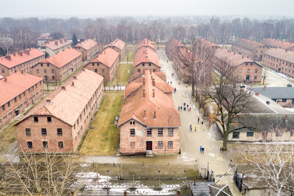 Krakow: Auschwitz Guided Tour with Pickup and Optional Lunch - Krakow to Auschwitz: how the day actually moves