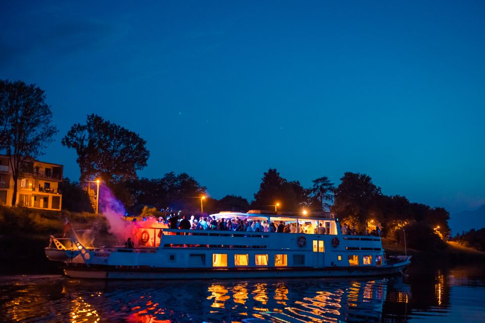 Krakow: Boat Party with Unlimited Drinks - Photo booth and photographer: how to get the pictures you want
