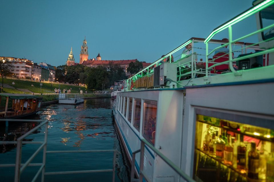 Krakow: Evening Cruise with a Glass of Wine - Service at the bar: fast help, big wine, and a couple watch-outs