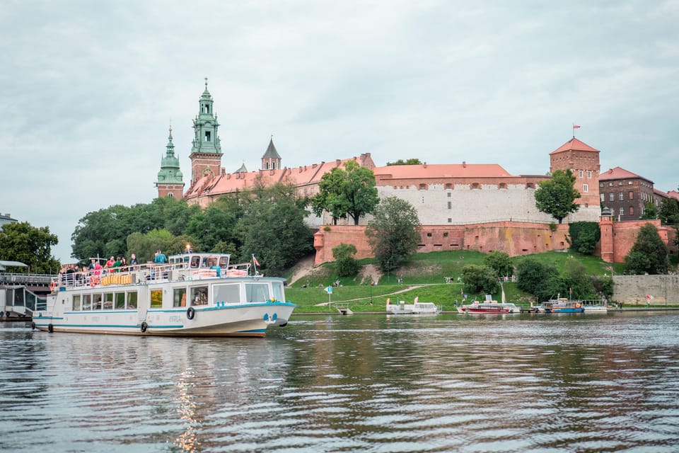Kraków: Evening or Night River Cruise - Kazimierz and Cricoteka: the district switch that keeps it interesting