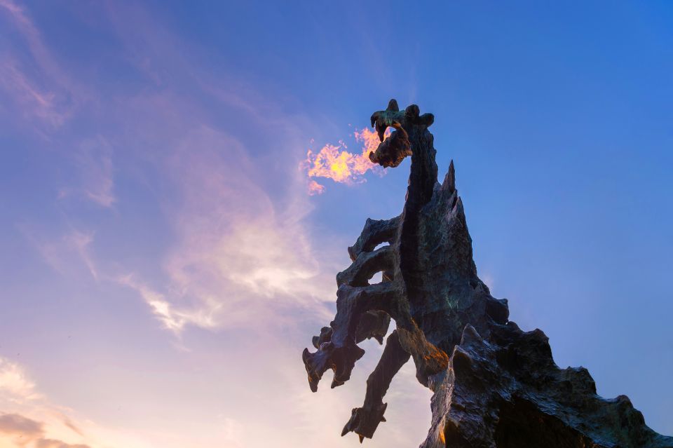 Krakow: Evening Walking Tour with Spooky Stories - Florian Gate and the Gothic Towers: The Night Kickoff