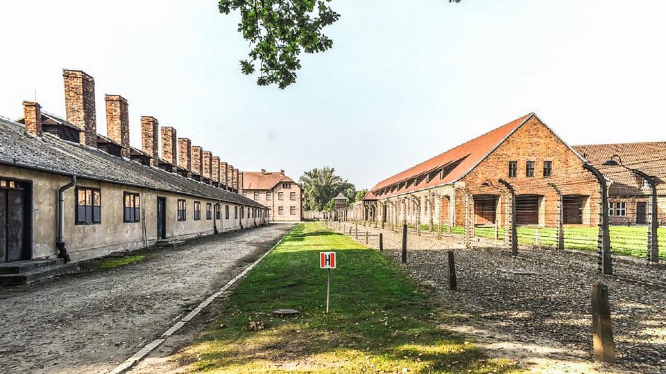 Krakow: Full-Day Auschwitz-Birkenau & Salt Mine Guided Tour - What to Pack and How to Dress for Two Different Worlds