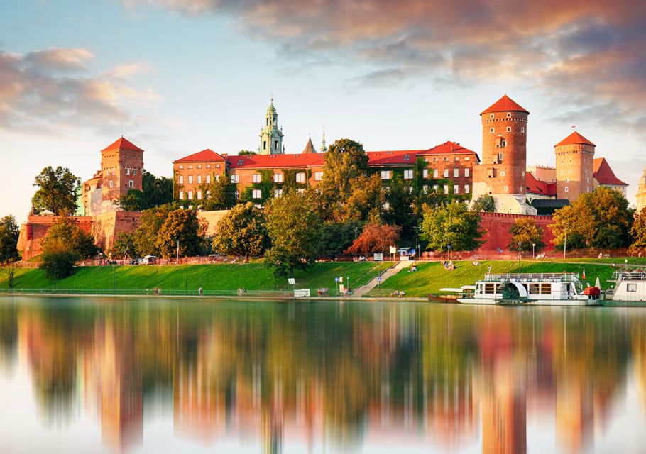 Krakow: Guided Old Town Tour - St. Mary’s Basilica: the one stop you’ll remember