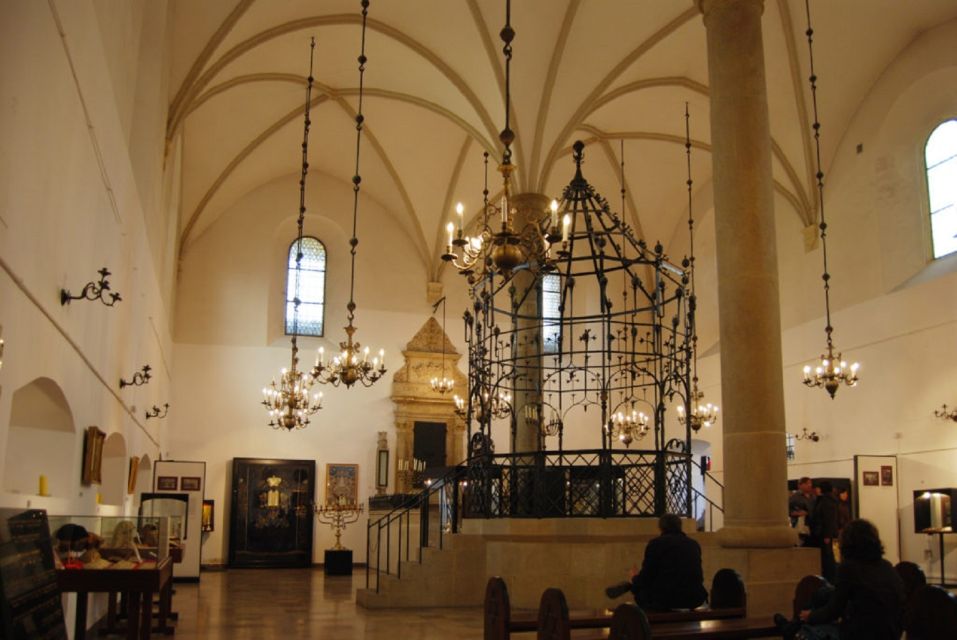 Krakow: Kazimierz Jewish Quarter Walking Tour - The guide makes or breaks it: what the best tours do right