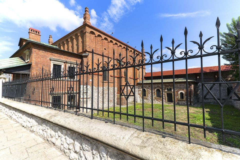 Krakow: Kazimierz Jewish Quarter Walking Tour - Remuh Synagogue and Cemetery: a sacred place still visited
