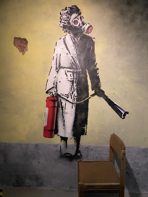 Krakow: Muzeum Banksy Entry Ticket - Staff help: when you might want a hand
