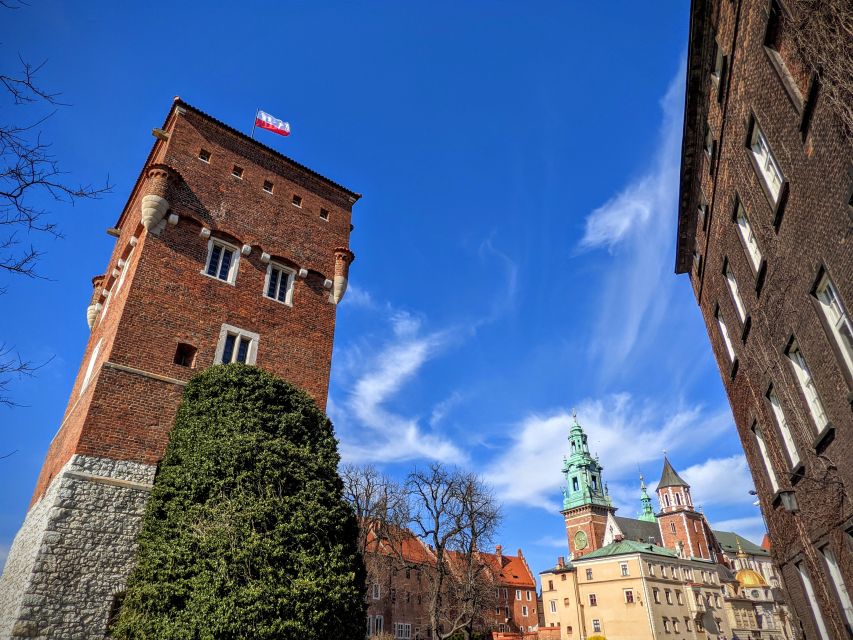 Kraków: Old Town & Wawel Castle Walking Tour in English - Why this Kraków walking tour feels different from sightseeing