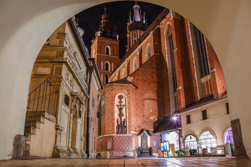 Kraków: Old Town & Wawel Castle Walking Tour in English - The medieval walls and the Barbican: Kraków as fortress