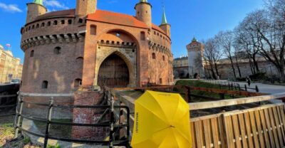 Kraków: Old Town & Wawel Castle Walking Tour in English - Starting between the Barbican and St. Florian’s Gate