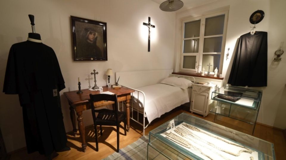 Krakow: Pope John Paul II Guided Tour with Home & Sanctuary - Should you book the Pope John Paul II day trip?