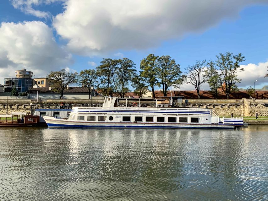 Krakow: Sightseeing Cruise by Vistula River - The river view of Wawel and Wawel Hill: your first big payoff