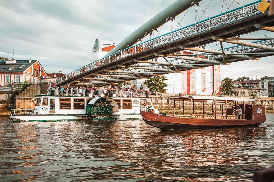 Krakow: Sightseeing Cruise by Vistula River - Where to sit on the deck and how to handle the sound