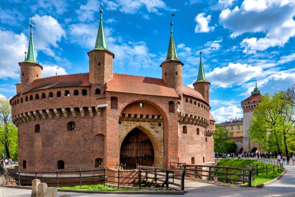 Krakow: St. Mary's Basilica visiting with short guided walk - Start where Krakow turns medieval
