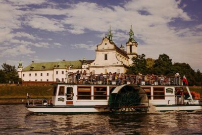 Krakow Vistula River 1 Hour Sightseeing Cruise - The route: Wawel Hill, bridges, and Kraków’s mixed eras