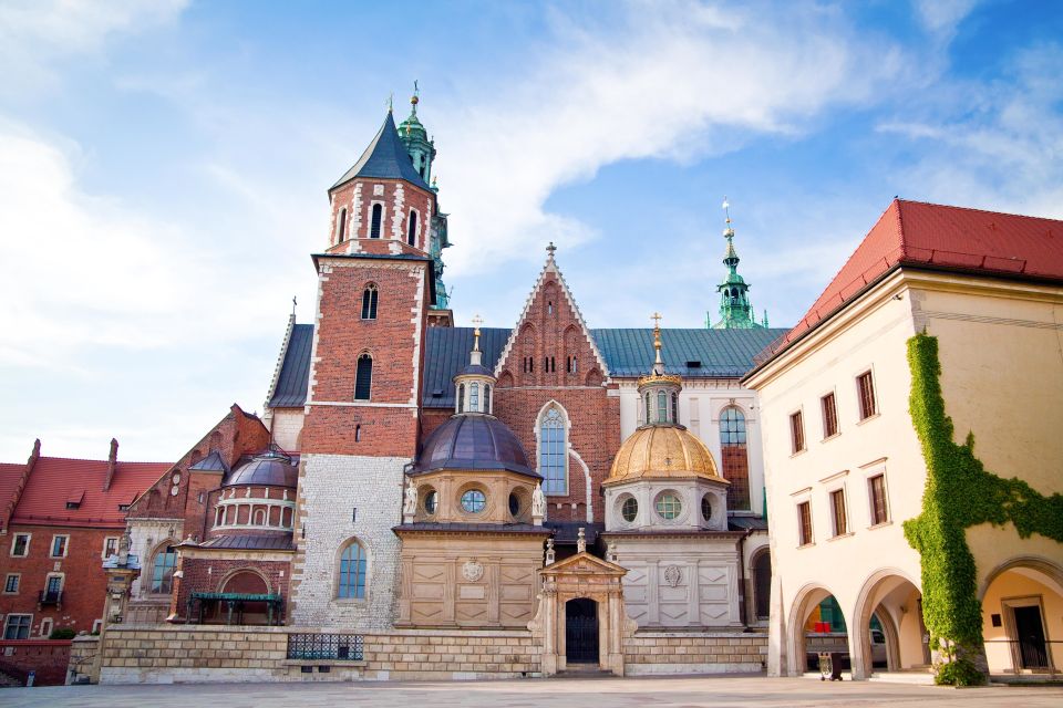Krakow: Vistula River Cruise with Historical Views - Audio guide and crew: what you’ll hear while you watch