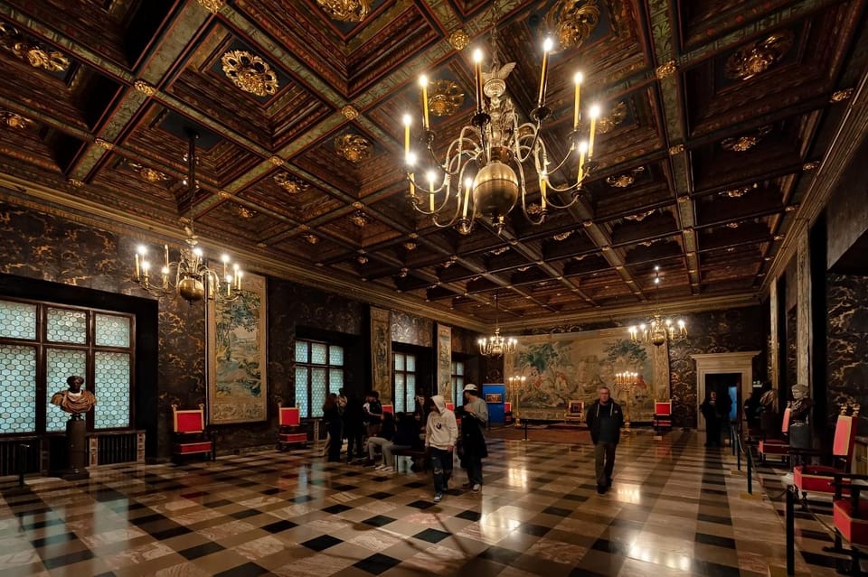 Krakow: Wawel Castle and Cathedral Guided Tour - Meeting point and the 2–3 hour rhythm