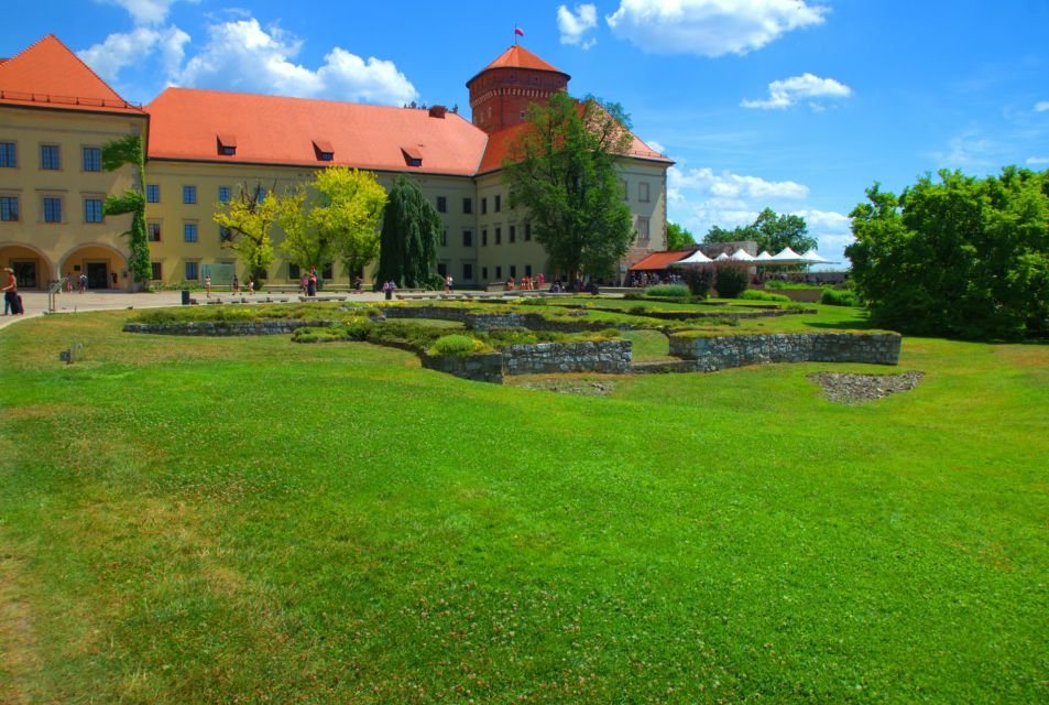 Krakow: Wawel Castle Guided Tour with Entry Tickets - A Short Photo Stop That Helps You Reframe the Site