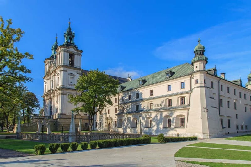Krakow: Wawel Hill Audioguide Tour - Languages, group size, and why the setup matters