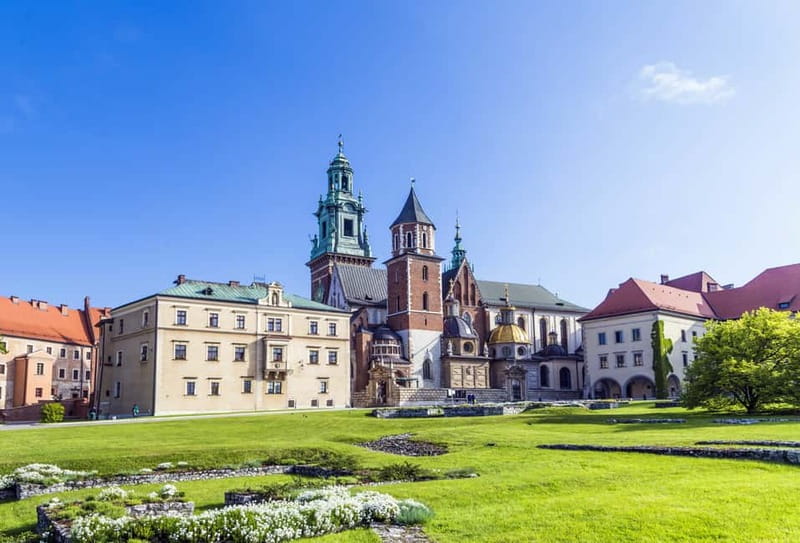 Krakow: Wawel Hill Audioguide Tour - Main Courtyard: where the setting becomes the lesson