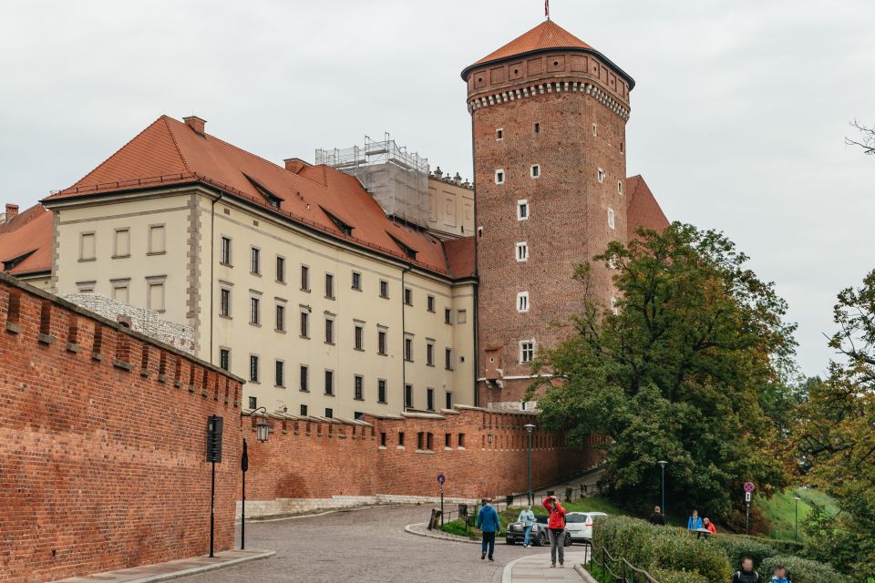 Krakow: Wawel Royal Hill with Optional Castle and Cathedral - Meeting point at Kanonicza 9 and the two starting options