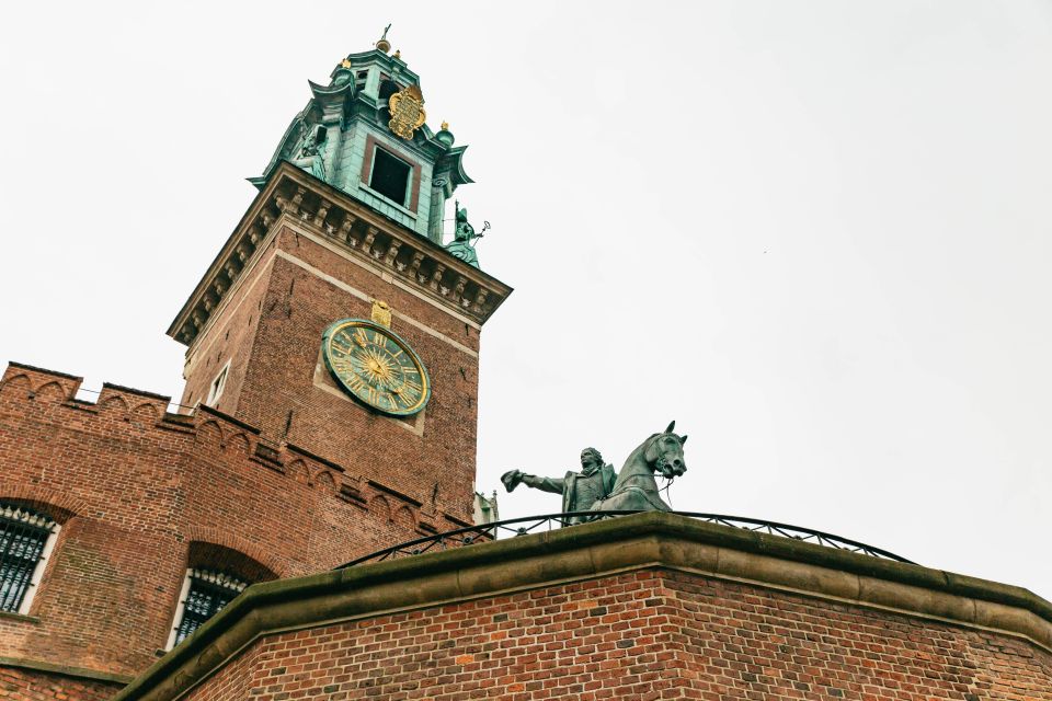 Krakow: Wawel Royal Hill with Optional Castle and Cathedral - Medieval courtyard and the Austrian Hospital viewpoint