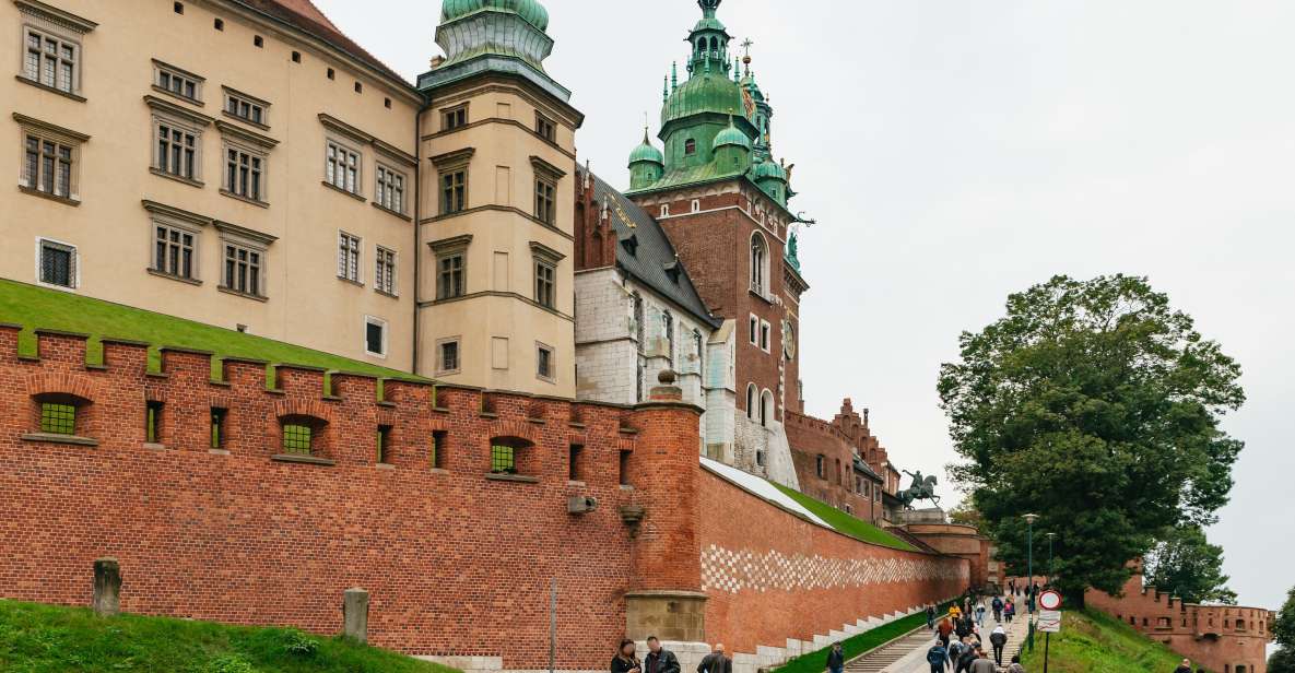 Krakow: Wawel Royal Hill with Optional Castle and Cathedral - Up the Arms Gate: Kościuszko, cathedral viewpoints, and the royal approach